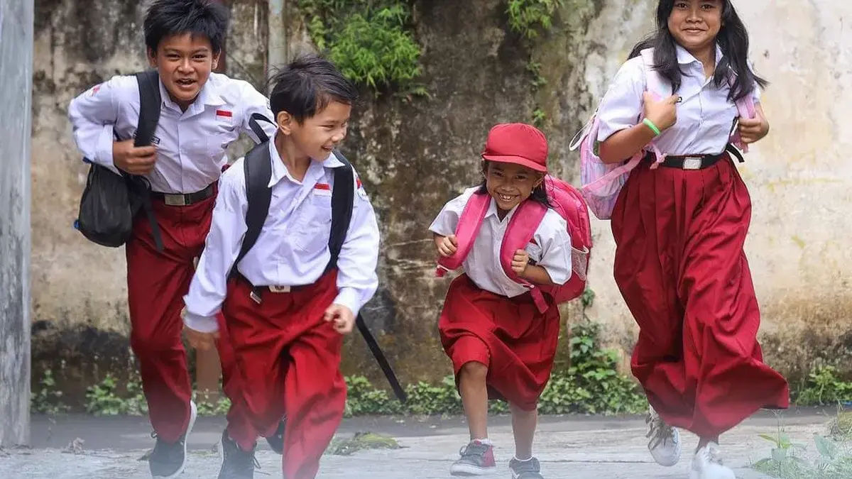 STIMULUS: Berbagai program bantuan pendidikan dari Pemerintah Balikpapan dinilai mampu meringankan beban ekonomi keluarga, terutama melalui pemberian seragam sekolah gratis. ILUSTRASI/KP