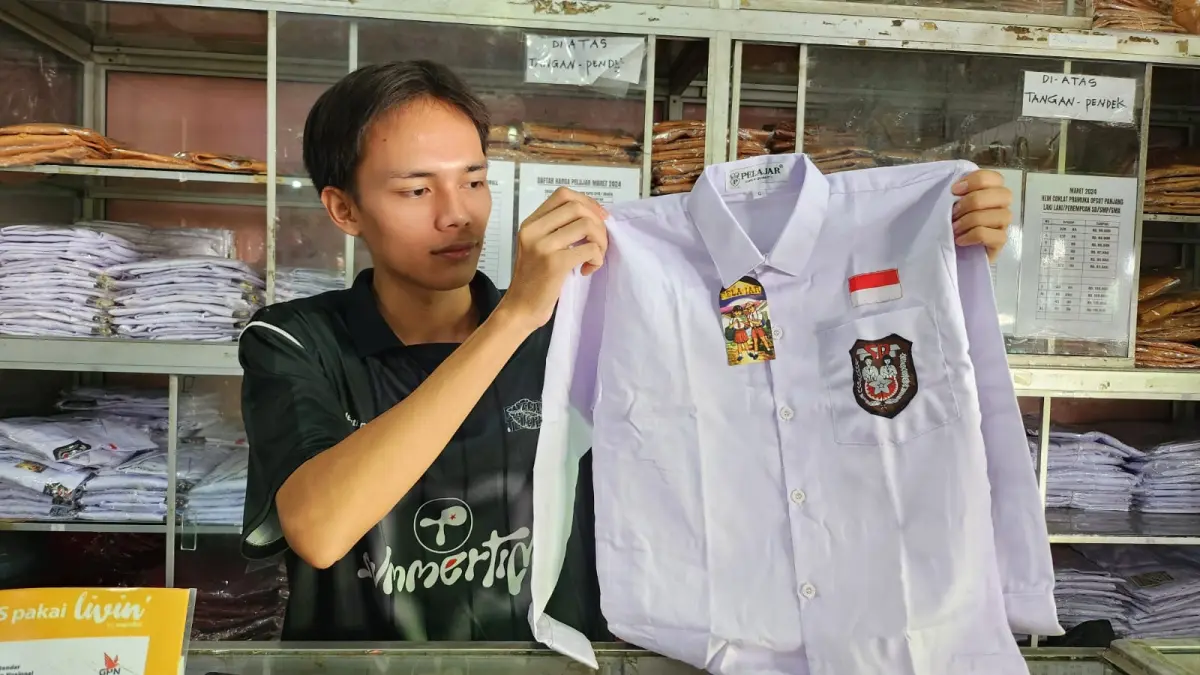 TANTANGAN: Pedagang menghadapi kenaikan harga sejumlah produk perlengkapan sekolah. Kenaikan terjadi pada seragam sekolah yang menjadi kebutuhan utama siswa baru.