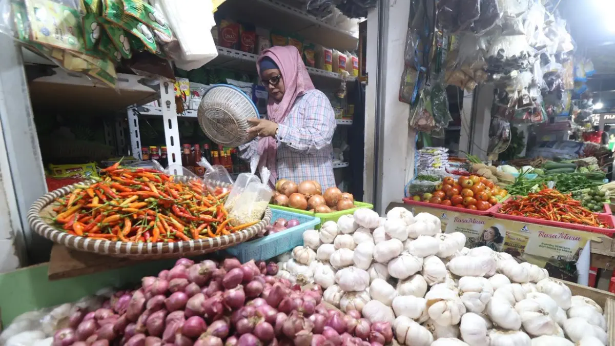 AMAN: Stok bahan pokok di Pasar Klandasan masih terhitung aman. Harga-harga juga diklaim masih terjangkau.