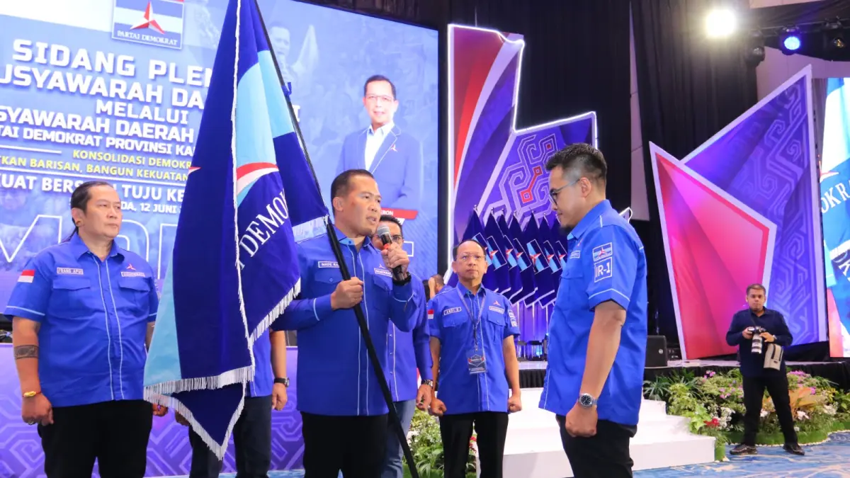 AMANAH: Bambang Soepriyadi (kanan) bersiap menerima panji partai Demokrat usai terpilih secara aklamasi di Musdalub DPD Demokrat Kaltim, Jumat (12/6) lalu.