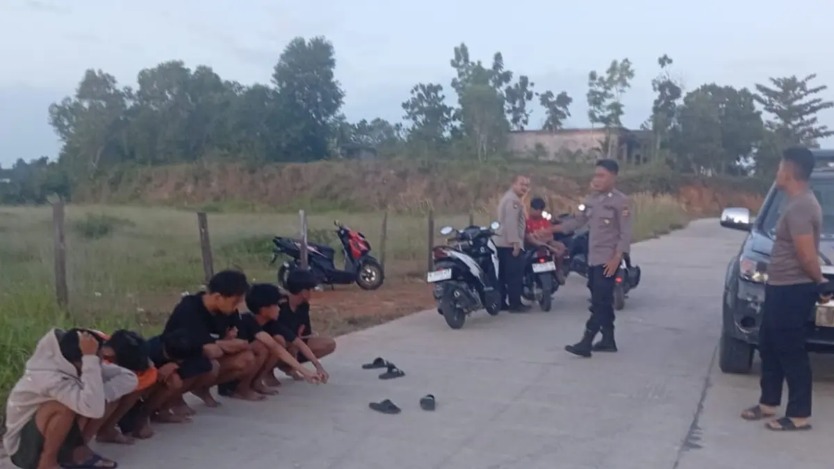 Belasan remaja beserta 6 unit sepeda motor berknalpot bising saat diamankan di halaman Mako Polsek Balikpapan Timur.