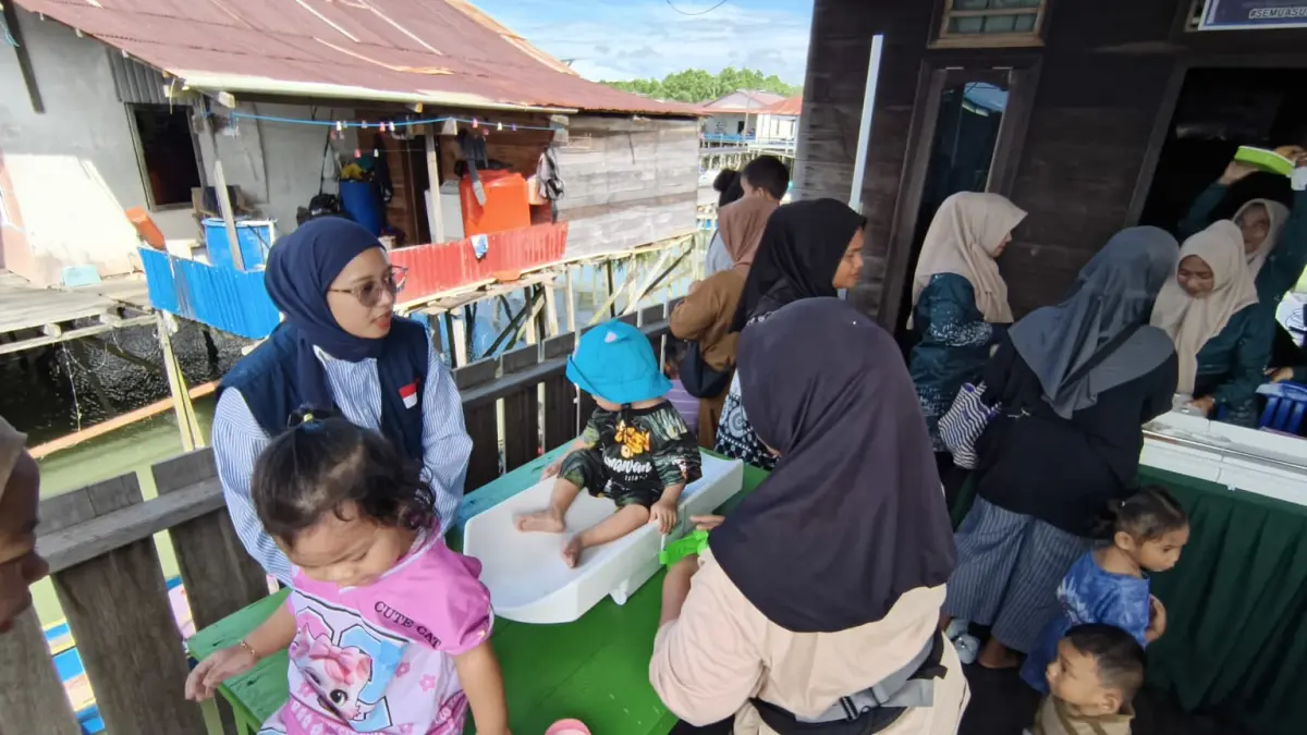 DIUKUR: Berat dan tinggi badan balita di Kota Bontang didata pada operasi timbang serentak untuk penanganan stunting. (ADIEL KUNDHARA/KP)

&nbsp;