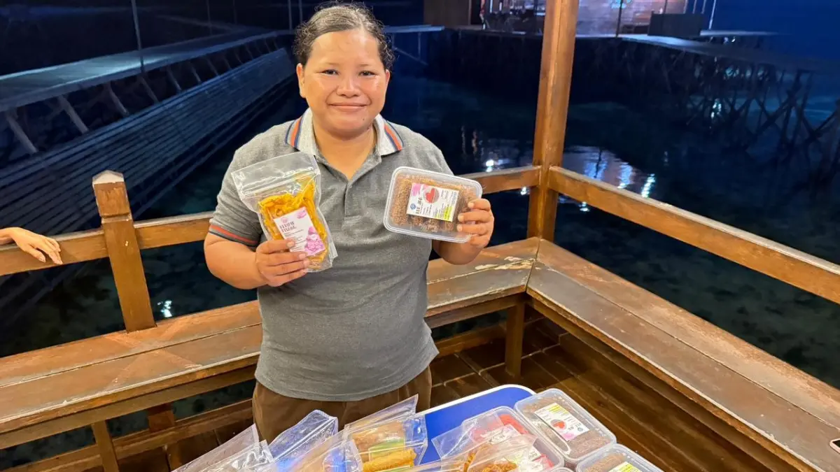 Erna Puspita yang menjual kue jaa khas suku Bajau dari Maratua. (FOTO RADEN RORO MIRA/KP)