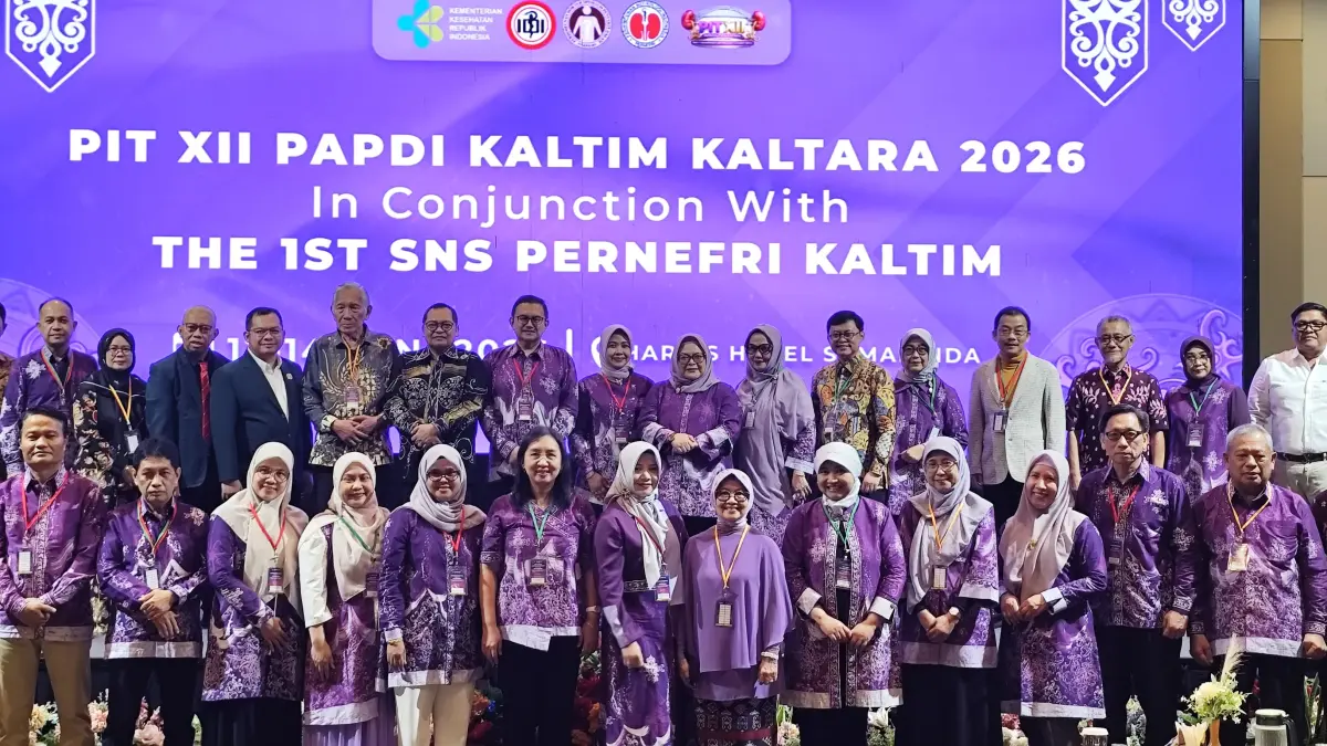 FORUM: Perwakilan Pemprov Kaltim bersama jajaran pengurus IDI Kaltim, IDI Samarinda, PAPDI Kaltim-Kaltara dan PP PERNEFRI setelah membuka PIT XII PAPDI Kaltim-Kaltara di Harris Hotel Samarinda, Sabtu (13/6). (DENNY SAPUTRA/KP)