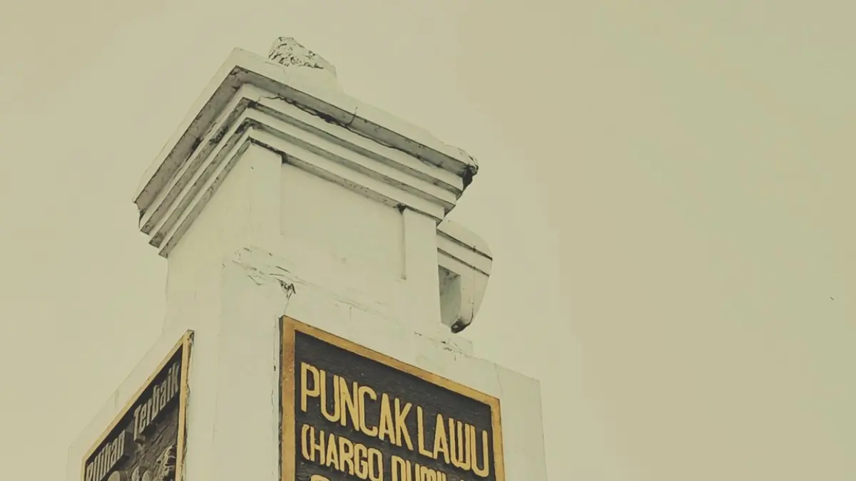 Ilustrasi tugu di puncak Gunung Lawu.