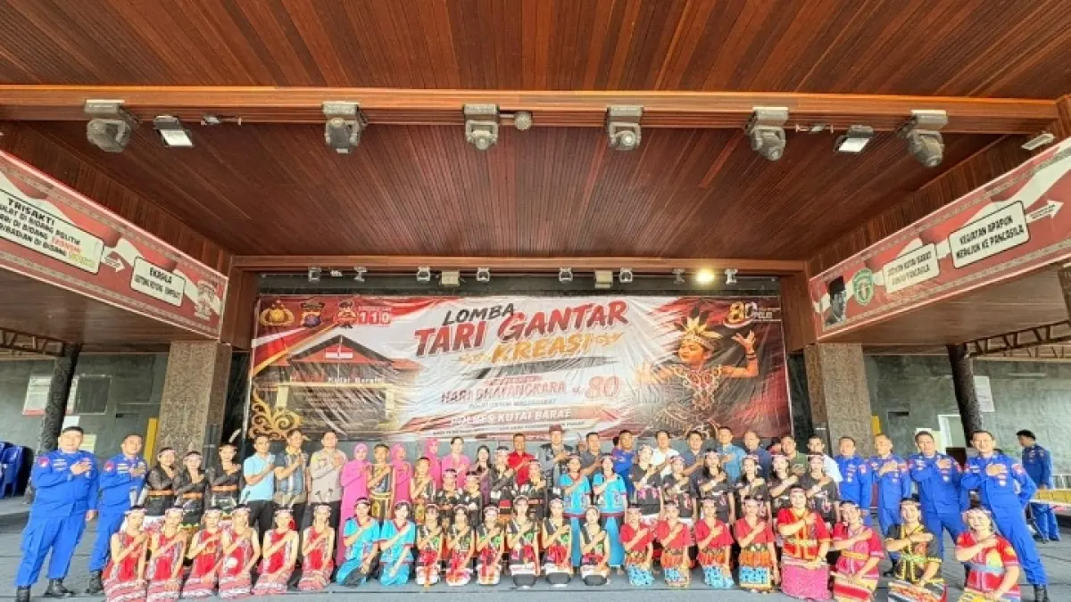 JAGA BUDAYA LOKAL: Pergelaran lomba Tari Gantar besutan Polres Kutai Barat, menjaga budaya kearifan lokal untuk menyambut HUT ke-80 Bhayangkara.&nbsp;