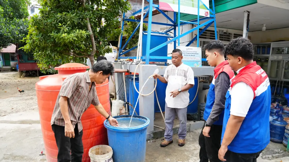 JAGA KOMITMEN: Satu unit sumur bor lengkap dengan instalasi dan menara penampung air diserahkan kepada warga di kawasan Program KALIANDRA, Kelurahan Baru Ilir, Balikpapan Barat untuk mendukung kebutuhan masyarakat setempat.