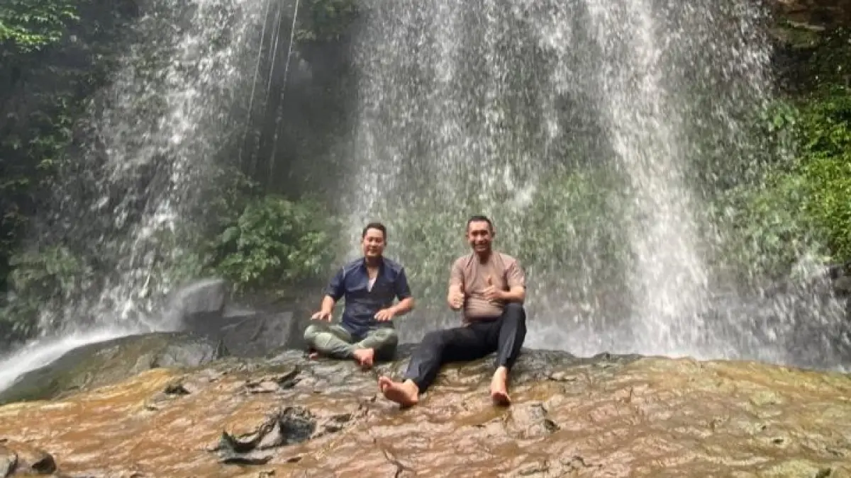 Ketua Komisi II Gohen Merang Sapulete dan Kapolres Mahulu AKBP Eko Alamsyah bersantai di wisata Jantur Lutan usai mengikuti prosesi panen jagung, Jumat (14/6). (IST)