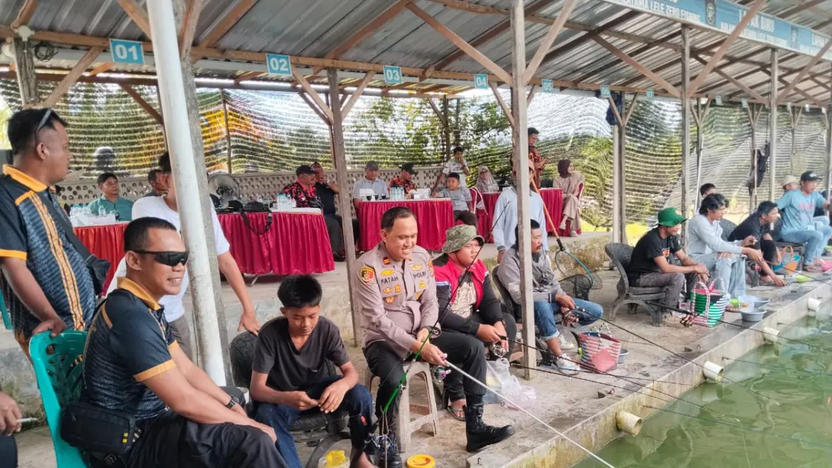 LOMBA MANCING: Kapolsek Babulu, PPU, Iptu Andi Fatahuddin tampak memimpin dalam Lomba Mancing Galatama yang diselenggarakan dalam rangka Hari Bhayangkara ke-80 tahun 2026.(humas polres ppu)