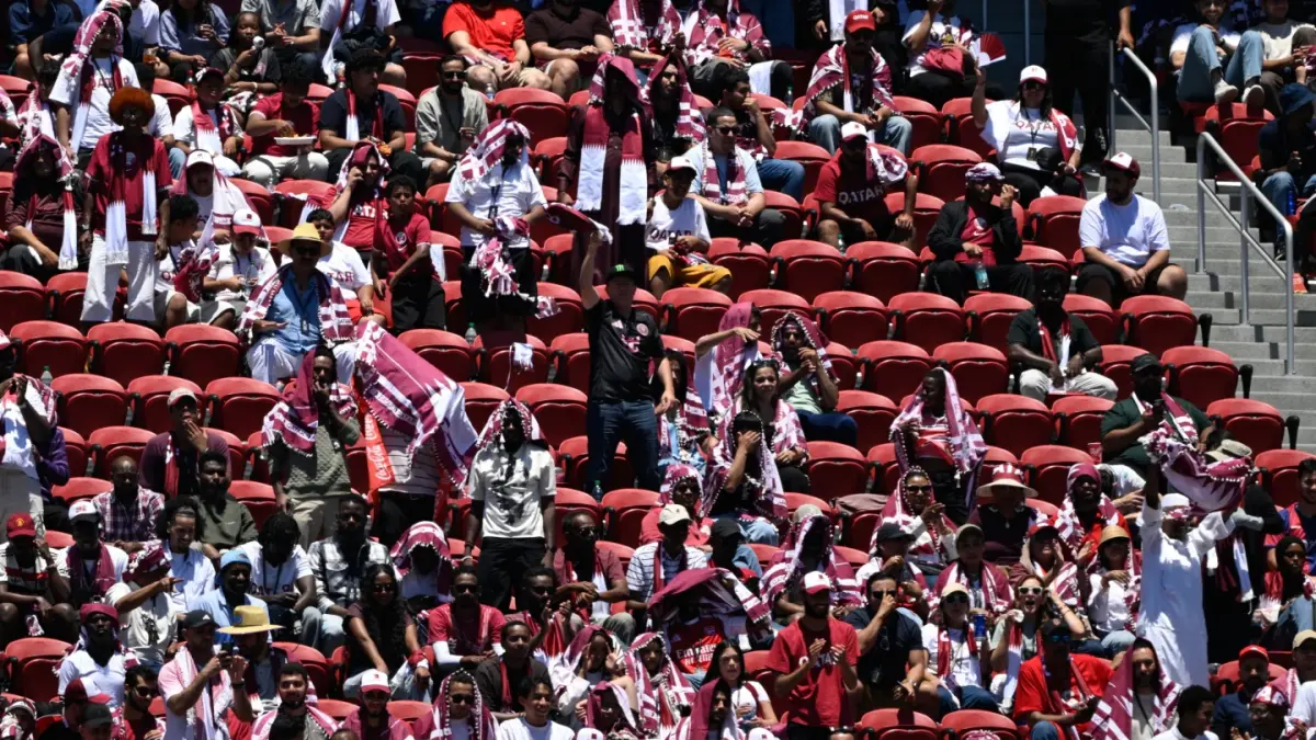 MENONTON: Fans menonton dari tribun selama pertandingan sepak bola Piala Dunia 2026 Grup B antara Qatar dan Swiss di Santa Clara, California.(AP)