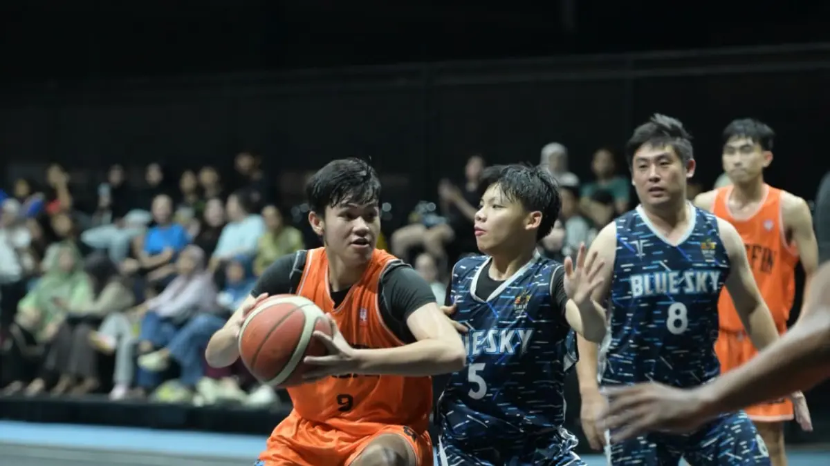 Pemain Bluefin Samarinda, Rehan (oranye), berusaha melewati pemain Blue Sky Balikpapan dalam laga semifinal KBL 2026, Sabtu (13/6). (DONI ADITYA/KALTIM POST)
