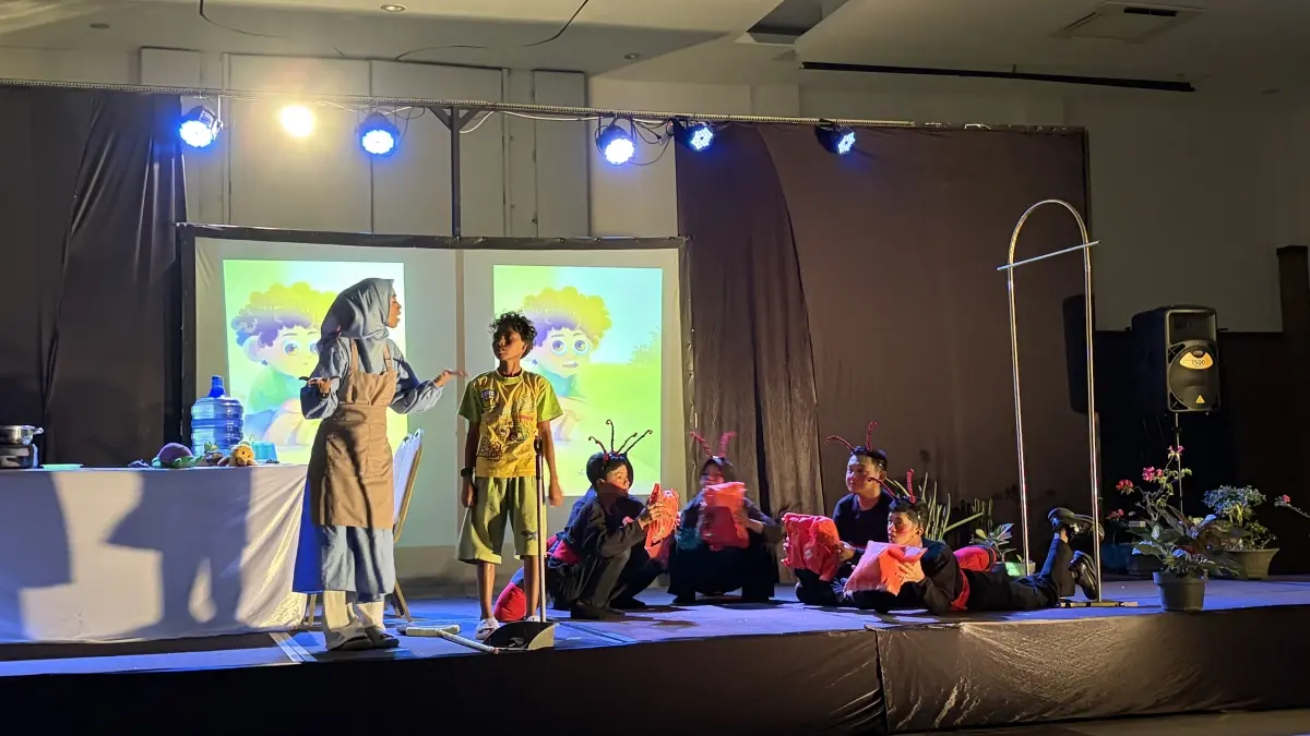 PERTUNJUKAN: Sebanyak 20 anak SLB Tanjung Redeb berhasil mempersembahkan teater berjudul “Kue itu Bernama Sarang Semut”, Minggu (14/6).  (IZZA/BP)