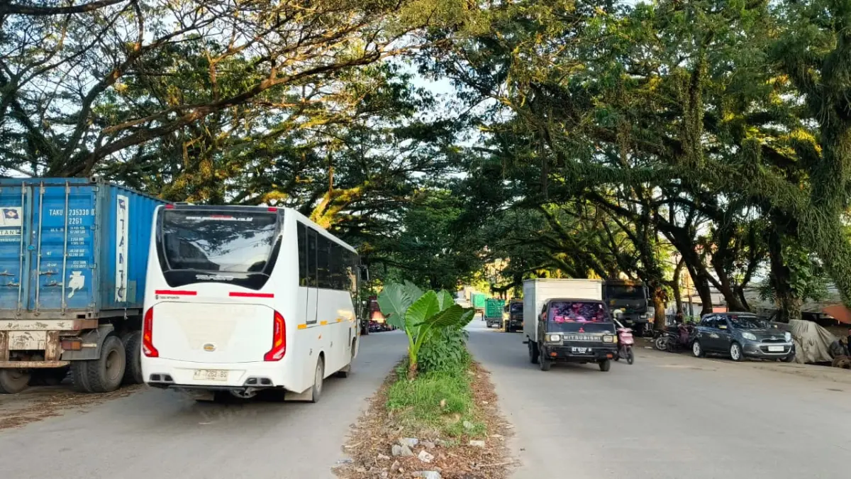 SEMRAWUT: Sejumlah truk kontainer parkir di bahu Jalan Ir Sutami, kawasan pergudangan Sungai Kunjang yang menjadi perhatian DPRD dan Dishub Samarinda. (HAFIZ/KP)