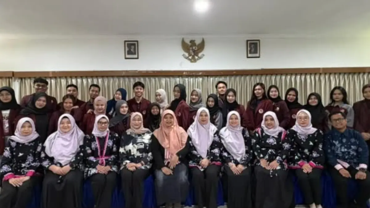 TAMBAH WAWASAN: Mahasiswa Program Studi Manajemen Universitas Mulia bersama jajaran pengurus koperasi usai sesi diskusi dan berbagi pengalaman mengenai tata kelola koperasi profesional.


