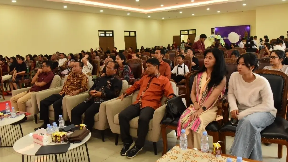 Tamu dan undangan menyaksikan jalannya pelepasan dan pentas seni.
