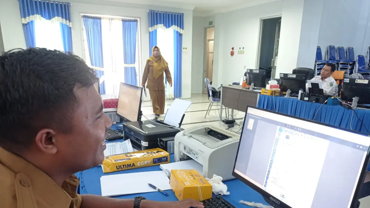 VERIFIKASI: Tim sekolah melakukan pencocokan berkas yang diajukan oleh calon siswa baru pada pra-pendaftaran SPMB jenjang SMA-SMK. (ADIEL KUNDHARA/KP)