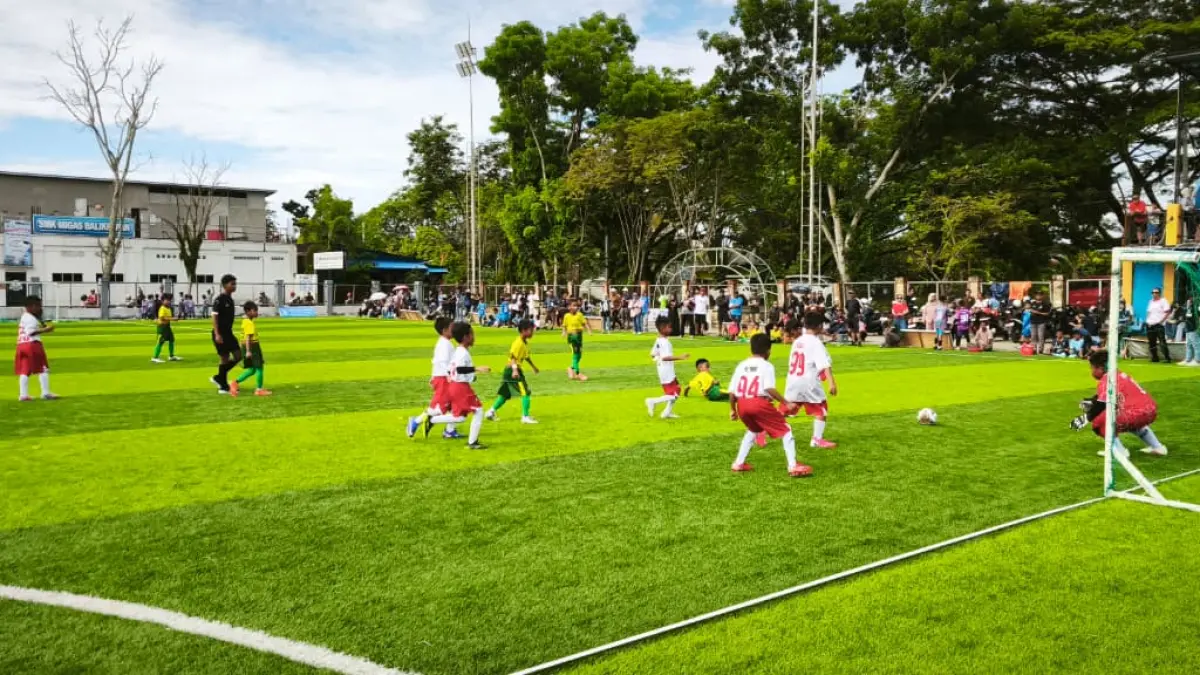 Atraktif dan penuh semangat, talenta muda sepakbola Kota Balikpapan saling beradu dilapangan hijau untuk meraih kemenangan diajang Liga Balikpapan. (LUPUS/KP)