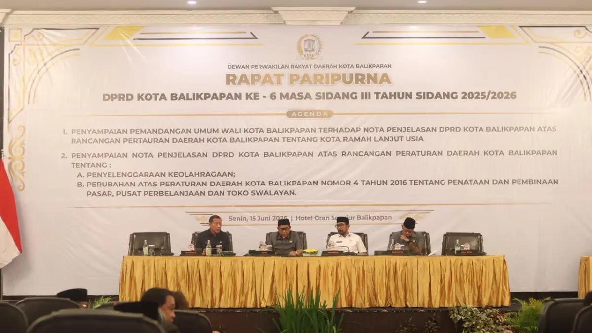 BAHAS REGULASI BARU: Suasana rapat paripurna DPRD Balikpapan terkait penyampaian pandangan umum wali kota atas Raperda Kota Ramah Lansia dan nota penjelasan Raperda Penyelenggaraan Keolahragaan, Senin (15/6/2026). (ANGGI/KP)