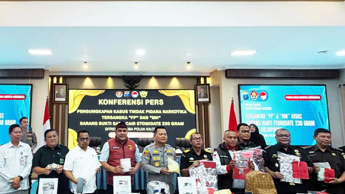 &nbsp;

BARANG HARAM: Sebelum dimusnahkan, aparat Bea Cukai dan Polda Kaltim menunjukkan kepada media barang bukti narkoba, termasuk 1 Kg sabu yang coba diselundupkan lewat Bandara SAMS Sepinggan.