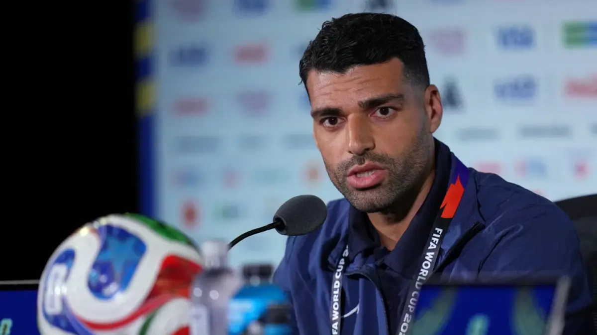 BERBICARA; Mehdi Taremi dari Iran berbicara dalam konferensi pers menjelang pertandingan Piala Dunia FIFA melawan Selandia Baru.(AP)