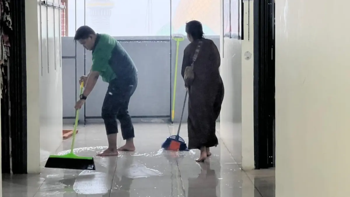 BERULANG: Pedagang dan staf pengelola Pasar Pagi mengepel sisa genangan air dari tempias air hujan, Senin (15/6). DENNY SAPUTRA/KP