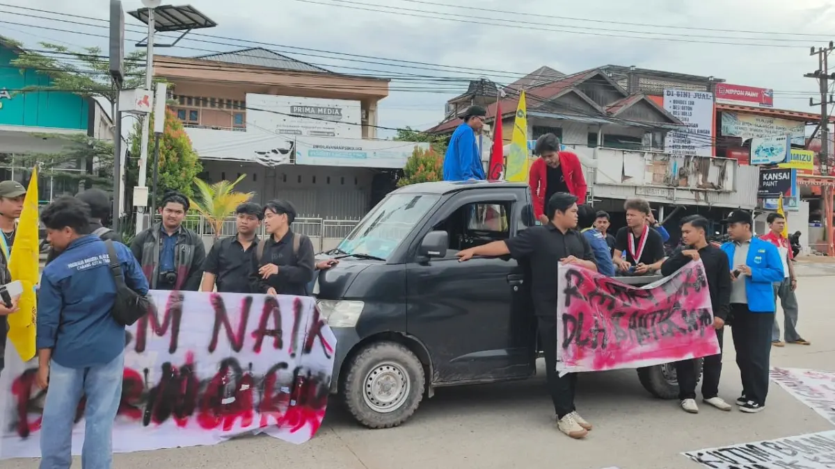 DEMO: Mahasiswa yang tergabung dalam Koalisi Kutim Menggugat menggelar aksi demonstrasi di simpang tiga Pendidikan Sangatta, Senin (15/6). Jufriadi/KP