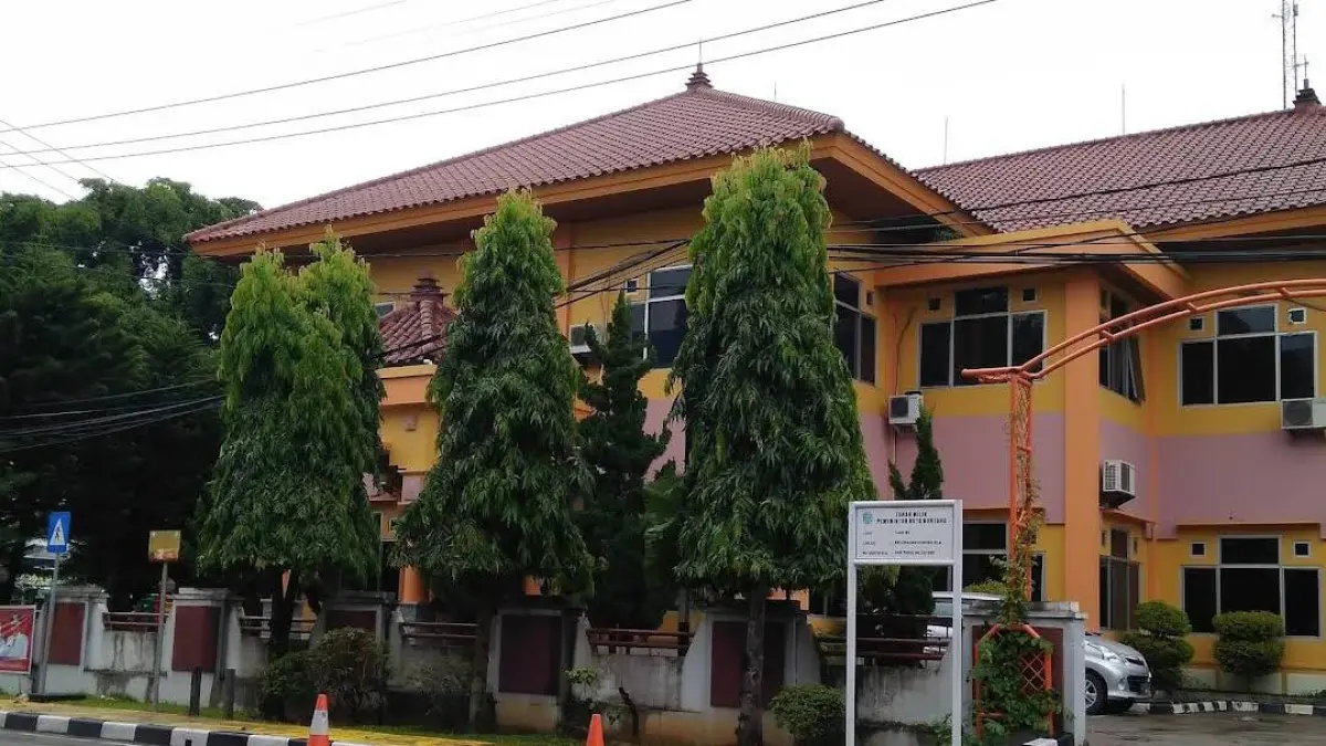 Dinas PUPRK Bontang bersama tim dari Univesitas Mulawarman membahas laporan awal kajian studi kelayakan untuk pembangunan gedung parkir dan RTH. (ADIEL KUNDHARA/KALTIM POST)