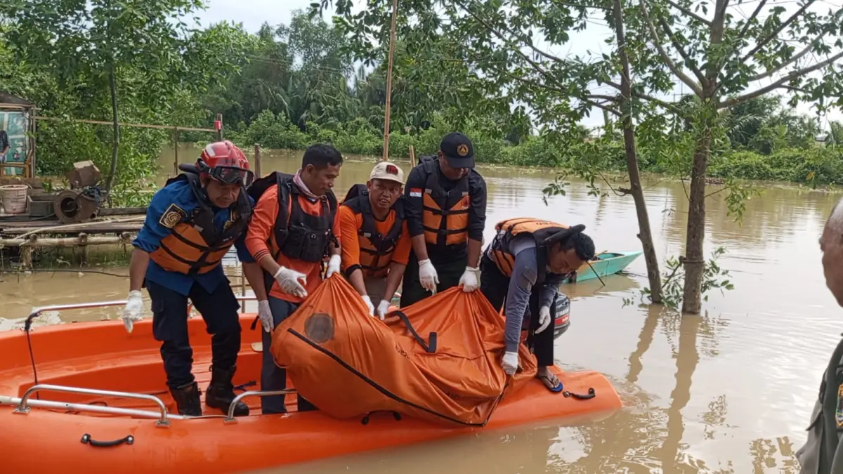 EVAKUASI: Petugas gabungan saat menemukan mayat laki-laki di Sungai Kandilo, Senin (15/6).&nbsp;