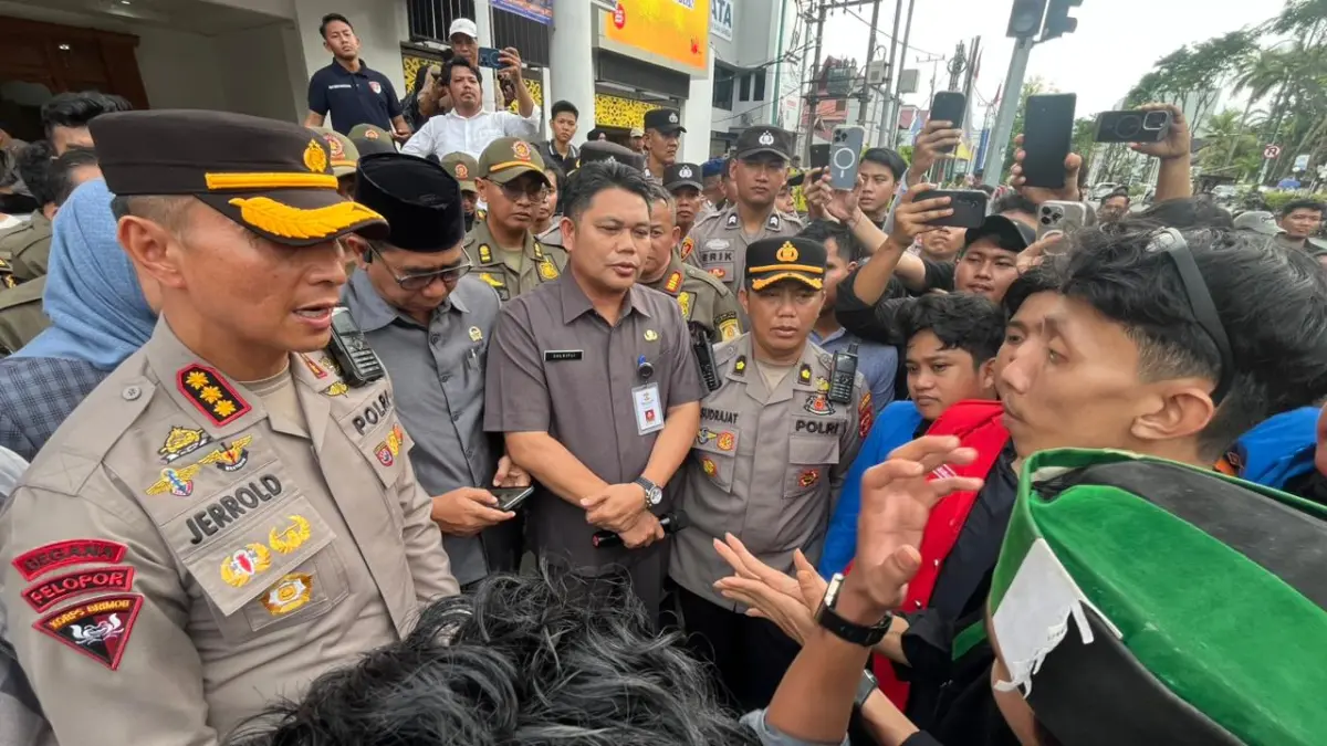 BERI PENJELASAN: Kapolresta Balikpapan Kombes Pol. Jerrold HY Kumontoy, Wakil Ketua DPRD Yono Suherman dan Asisten I Setdakot Balikpapan Zulkifli menemui massa demo mahasiswa di depan Kantor DPRD Balikpapan, Senin (15/6/2026). Mereka hadir memberikan penjelasan terkait absennya Ketua DPRD dan Wali Kota.