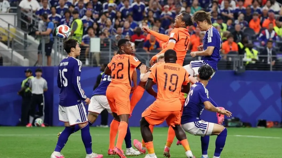 Keberuntungan memihak pada Daichi Kamada (kedua dari kanan) saat bola membentur wajahnya dan menjadi gol. Meskipun tidak disengaja, ia tetap merayakan gol tersebut. (Reuters/TIM HEITMAN)