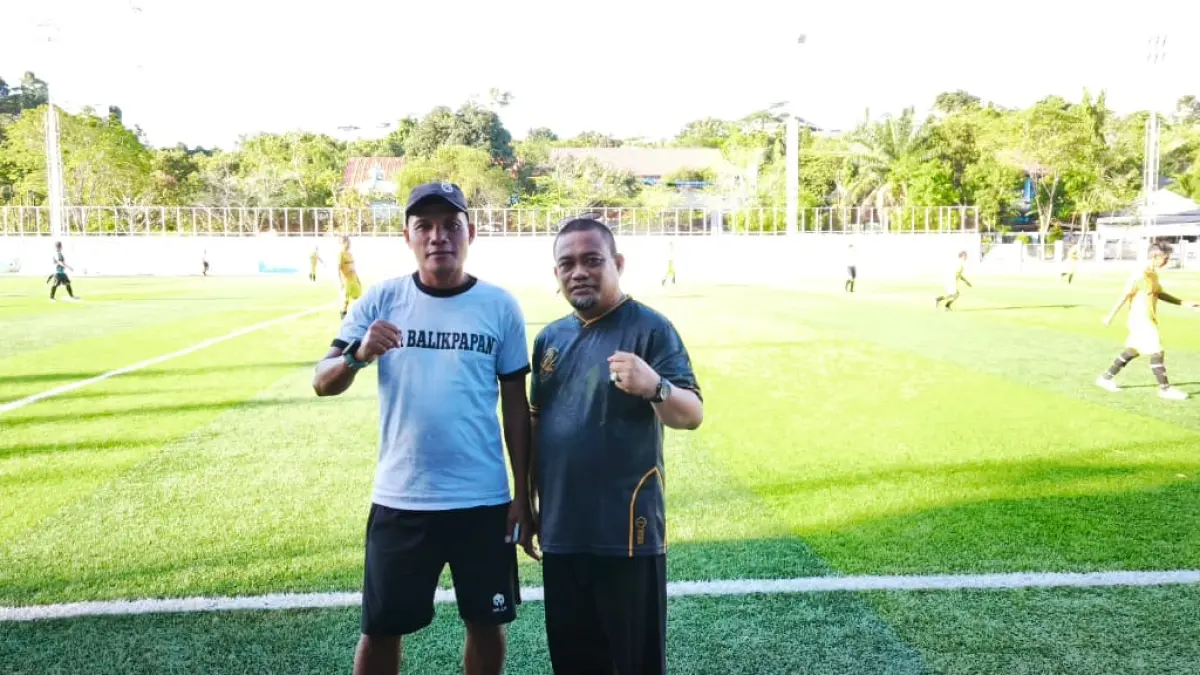 Ketua LPM Kelurahan Karang Joang, Jafar Sodik (kanan) bersama Coach Masdar Aspiran yang turut memberikan dukungan dalam perhelatan kompetisi U45 LPM Karang Joang Cup. (LUPUS/KP)

&nbsp;