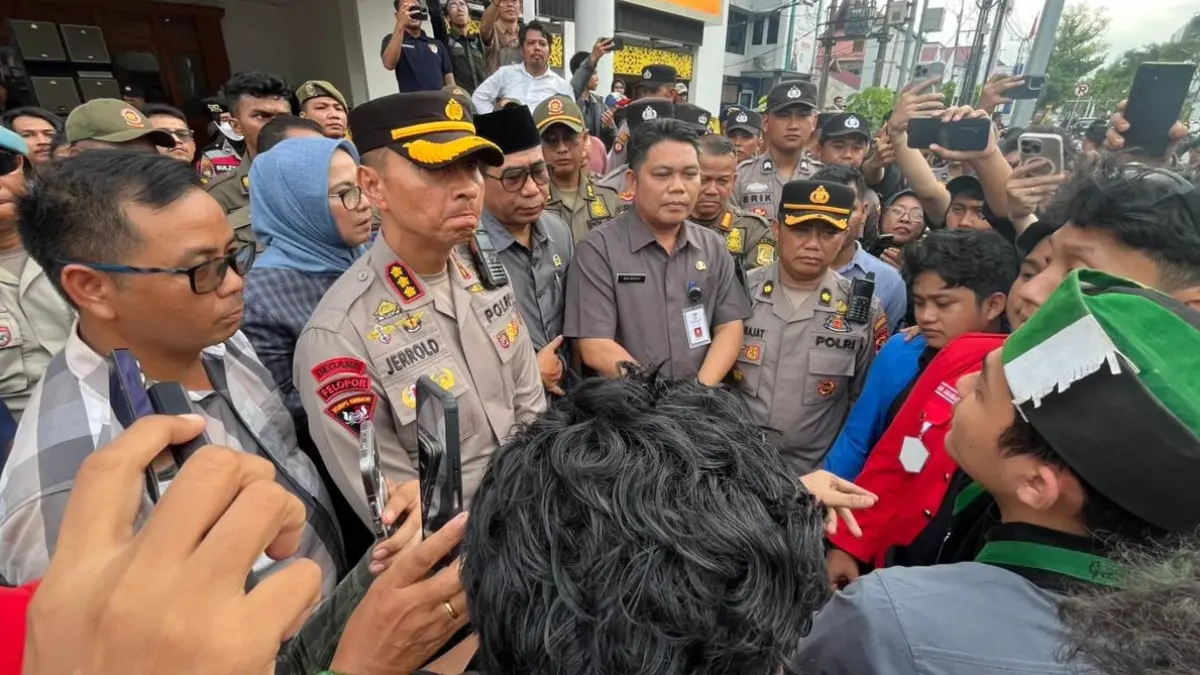 Massa aksi yang tergabung dalam Barak saat menggelar demo di depan Kantor DPRD Balikpapan, Senin (15/6). (FOTO ANGGI PRADITHA/KP)
