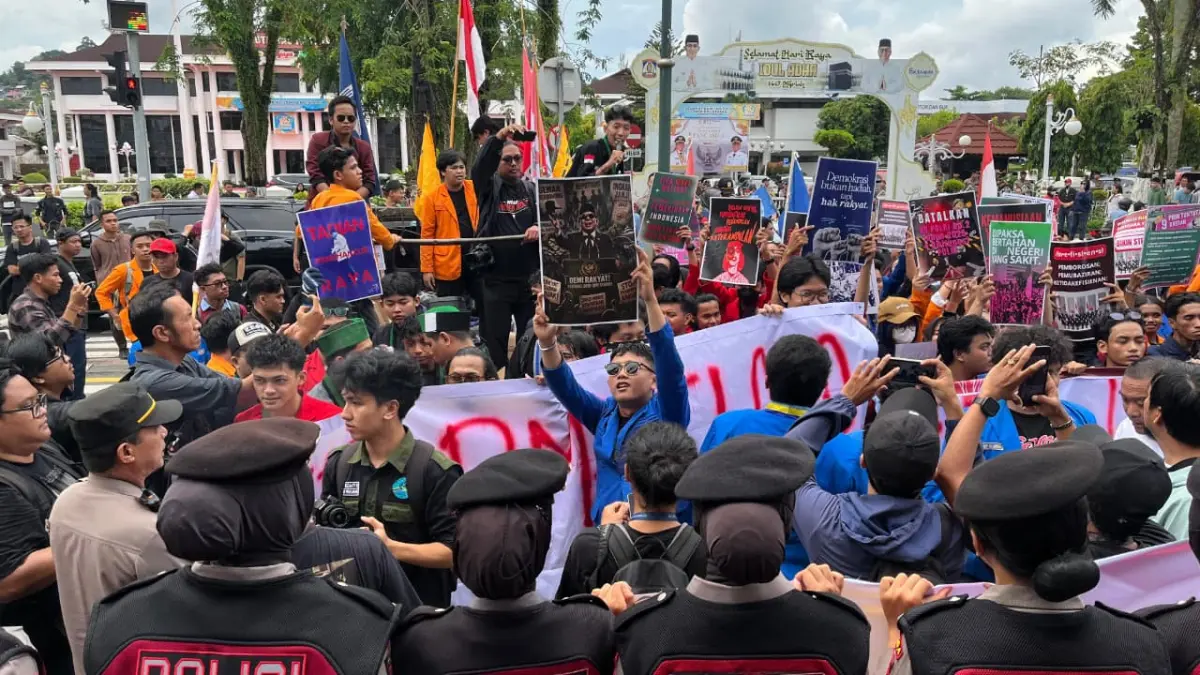 Massa dari Aliansi Balikpapan Bergerak berdemonstrasi di depan gedung DPRD Balikpapan. (Foto; Anggi Praditha/Kaltim Post)