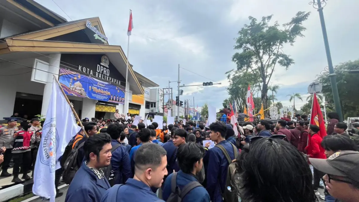 ORASI: Sejumlah mahasiswa yang tergabung dalam Aliansi Balikpapan Bergerak (Barak) membawa poster tuntutan saat menggelar demo di Balikpapan, tepatnya di depan Kantor DPRD, Senin (15/6/2026). ANGGI PRADITHA/KP