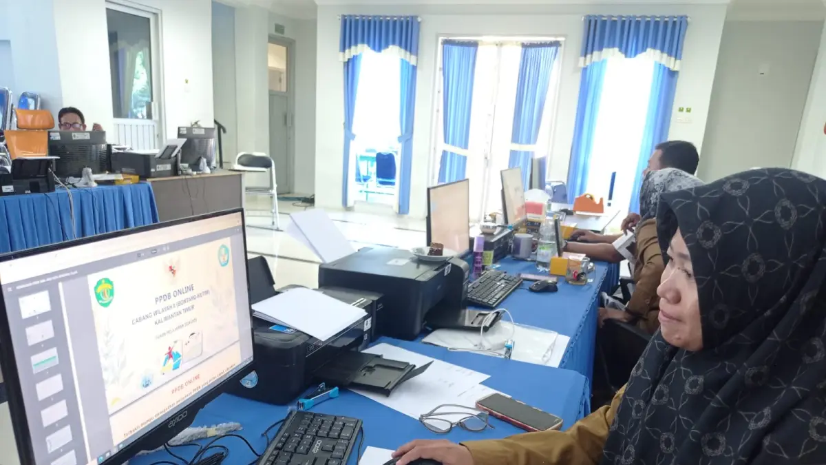 PELAYANAN: Proses pra-pendaftaran SPMB untuk jalur di tahap awal sudah berlangsung hingga 19 Juni mendatang di Aula SMA 1 Bontang. (ADIEL KUNDHARA/KP)