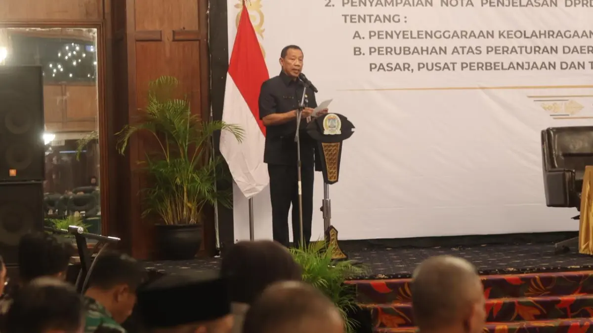 PEMBAHASAN: Pj Sekretaris Daerah (Sekda) Kota Balikpapan, Agus Budi Prasetyo, saat menghadiri Rapat Paripurna DPRD Balikpapan terkait pembahasan Raperda Kota Ramah Lansia, Senin (15/6/2026). (ANGGI/KP)