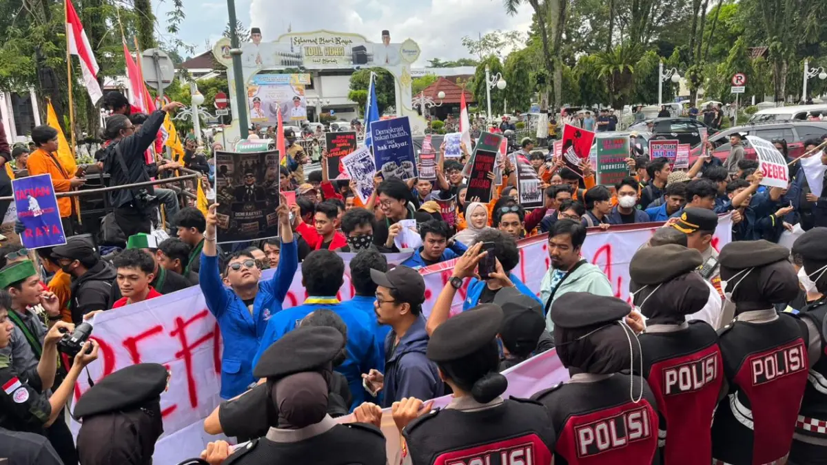 PENDAPAT: Massa yang tergabung dalam Aliansi Balikpapan Bergerak (Barak) saat menggelar aksi demo di depan Kantor DPRD Kota Balikpapan, Senin (15/6/2026). ANGGI PRADITHA/KP