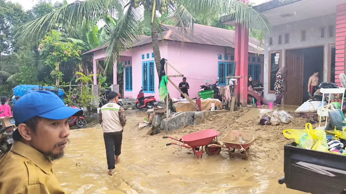 PERIKSA: Tim BPBD Samarinda membantu pembersihan di salah satu titik longsor di Jalan Sultan Alimuddin Gang Ketapang 1 Kecamatan Samarinda Ilir, Senin (15/6).