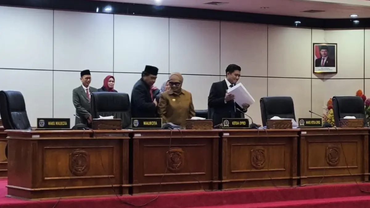 PIMPINAN: Ketua DPRD Andi Faizal Sofyan Hasdam memimpin rapat paripurna penyampaian Raperda tentang P2APBD Bontang Tahun Anggaran 2025. ADIEL KUNDHARA/KP