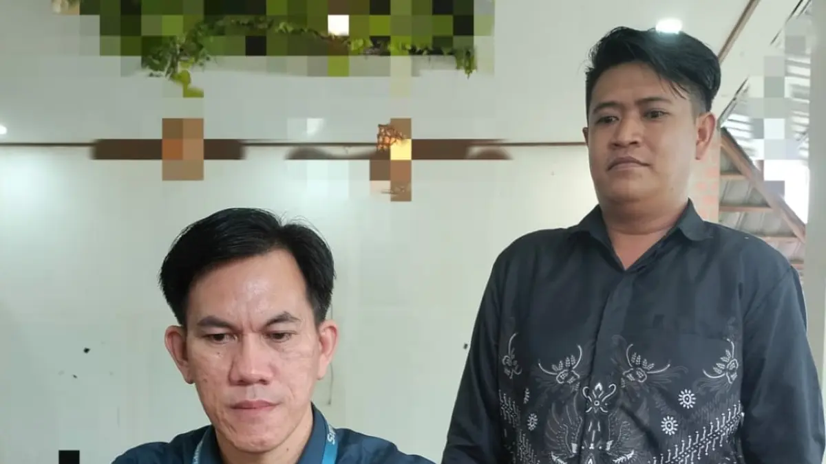 PRAPERADILAN: Kuasa hukum korban pengeroyokan Yahya Tonang (kiri) dan rekan, Revanus, melayangkan praperadilan ke PN Kubar. 