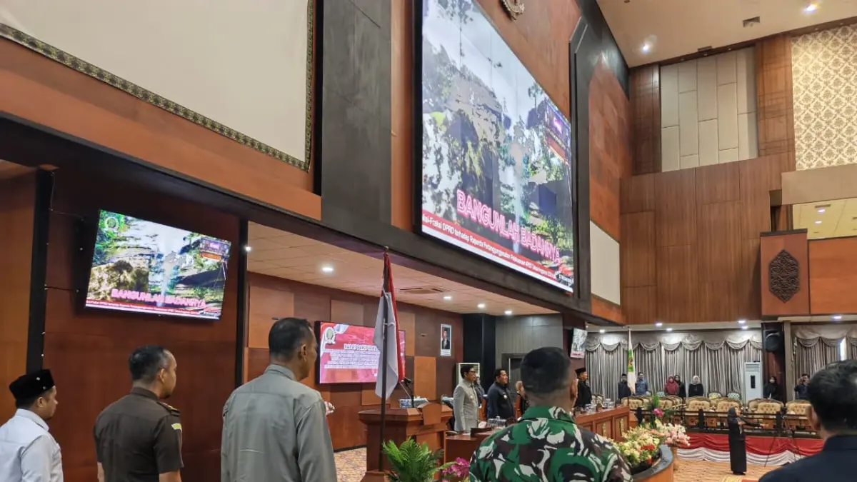 RAPAT DPRD: Suasana rapat DPRD PPU yang membahas dua raperda krusial serta penyampaian Nota Penjelasan Pemerintah Daerah terhadap Raperda Pertanggungjawaban Pelaksanaan APBD Tahun Anggaran (TA) 2025.(humas polres ppu)
