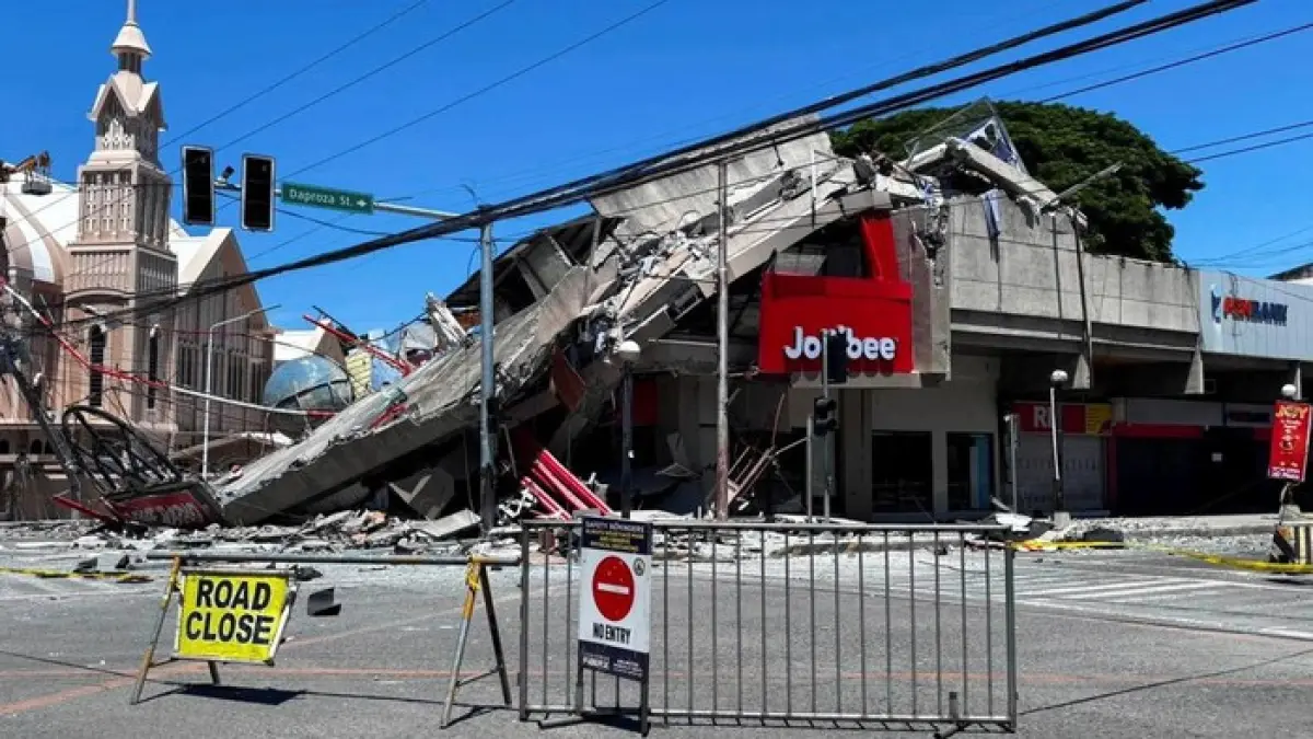 Sejumlah ruas jalan ditutup di General Santos, Filipina, setelah gempa magnitudo 7,8 merobohkan sejumlah bangunan dan mengganggu aktivitas warga. (Reuters/Edwin Espejo)