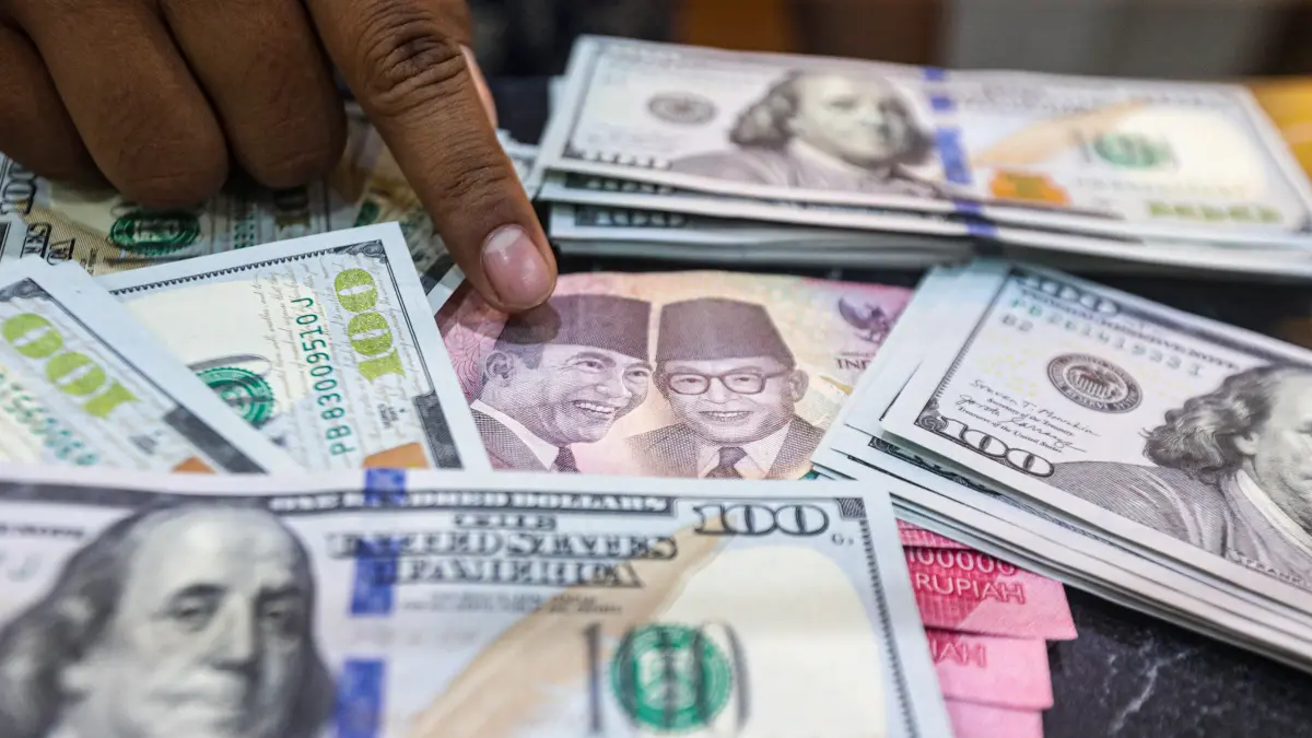 SITUASI SULIT: Pelemahan IHSG yang diikuti nilai tukar rupiah terhadap dolar dinilai dapat memengaruhi kepercayaan investor untuk menanamkan modalnya.