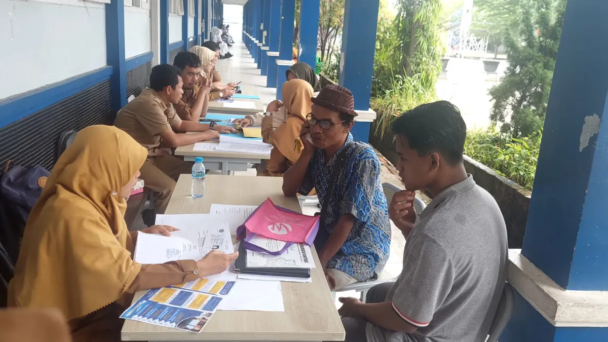 TAMBAHAN NILAI :&nbsp;Calon pendaftar murid baru jenjang SMA maupun SMK di jalur prestasi mengacu kombinasi nilai rata-rata rapor dan TKA ditambahkan bobot prestasi kejuaraan, organisasi, maupun juara paralel. (ADIEL KUNDHARA/KP)
