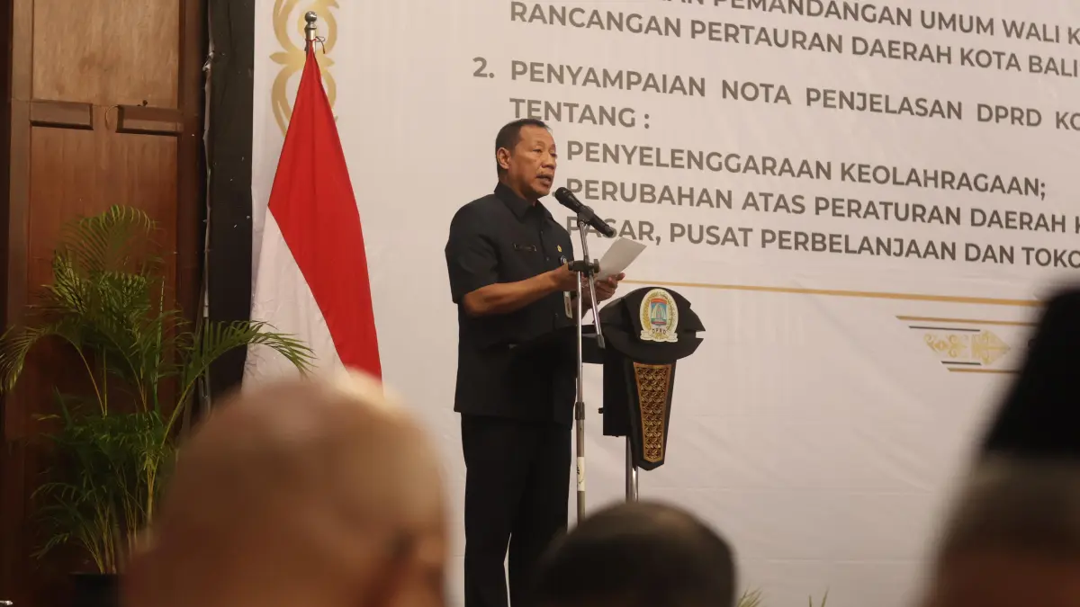 TANGGAPAN: Pj Sekretaris Daerah Balikpapan, Agus Budi Prasetyo, saat memberikan tanggapan terkait Raperda Kota Ramah Lansia Balikpapan. (ANGGI/KP)