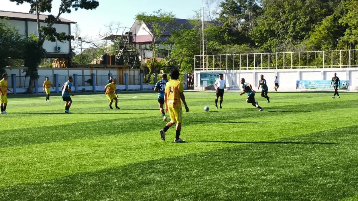 Tim SKS (kostum kuning) menang besar 9-1 melawan CLBK yang bermain dipertandingan pertama pekan kedua. (LUPUS/KP)

&nbsp;
