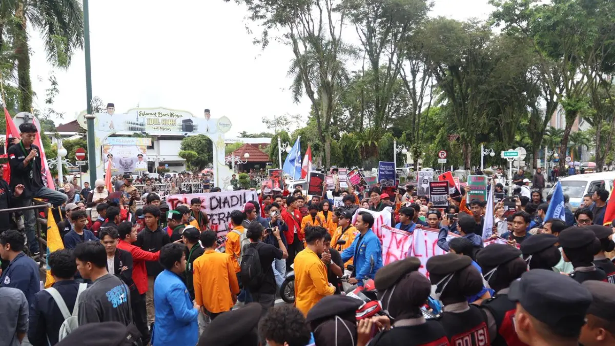 TURUN KE JALAN: Massa aksi yang tergabung dalam Aliansi Balikpapan Bergerak (Barak) saat menggelar demo di depan Kantor DPRD Balikpapan, Senin (15/6/2026).