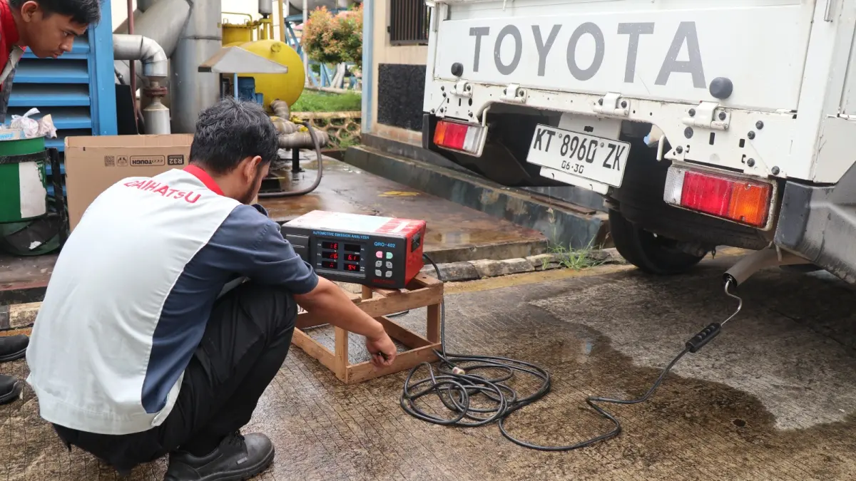 Uji emisi kendaraan bermotor terhadap seluruh kendaraan operasional perusahaan.