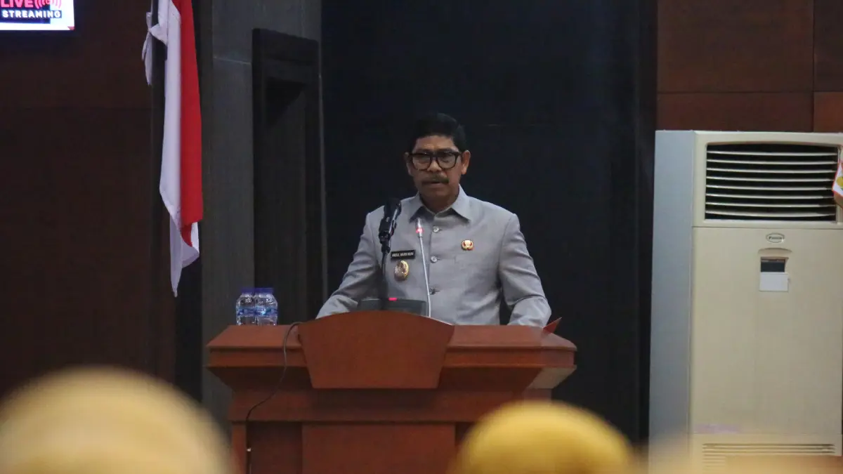 Wabup PPU Waris Muin menyampaikan nota penjelasan raperda dan tentang pajak daerah dalam paripurna DPRD, Senin (15/6). (MAKI/KP)

