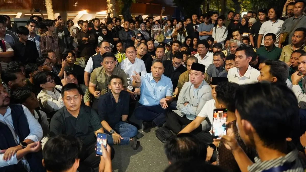 Wakil Menteri Pertanian Sudaryono bersama Menteri ATR/BPN Nusron Wahid dan Kepala BP Taskin Budiman Sudjatmiko meninggalkan lokasi usai diskusi dengan mahasiswa di Gelanggang Inovasi dan Kreativitas (GIK) UGM, Yogyakarta, Senin (15/6). Forum yang semula berlangsung terbuka berakhir ricuh setelah terjadi aksi protes mahasiswa. (FOTO: IST)